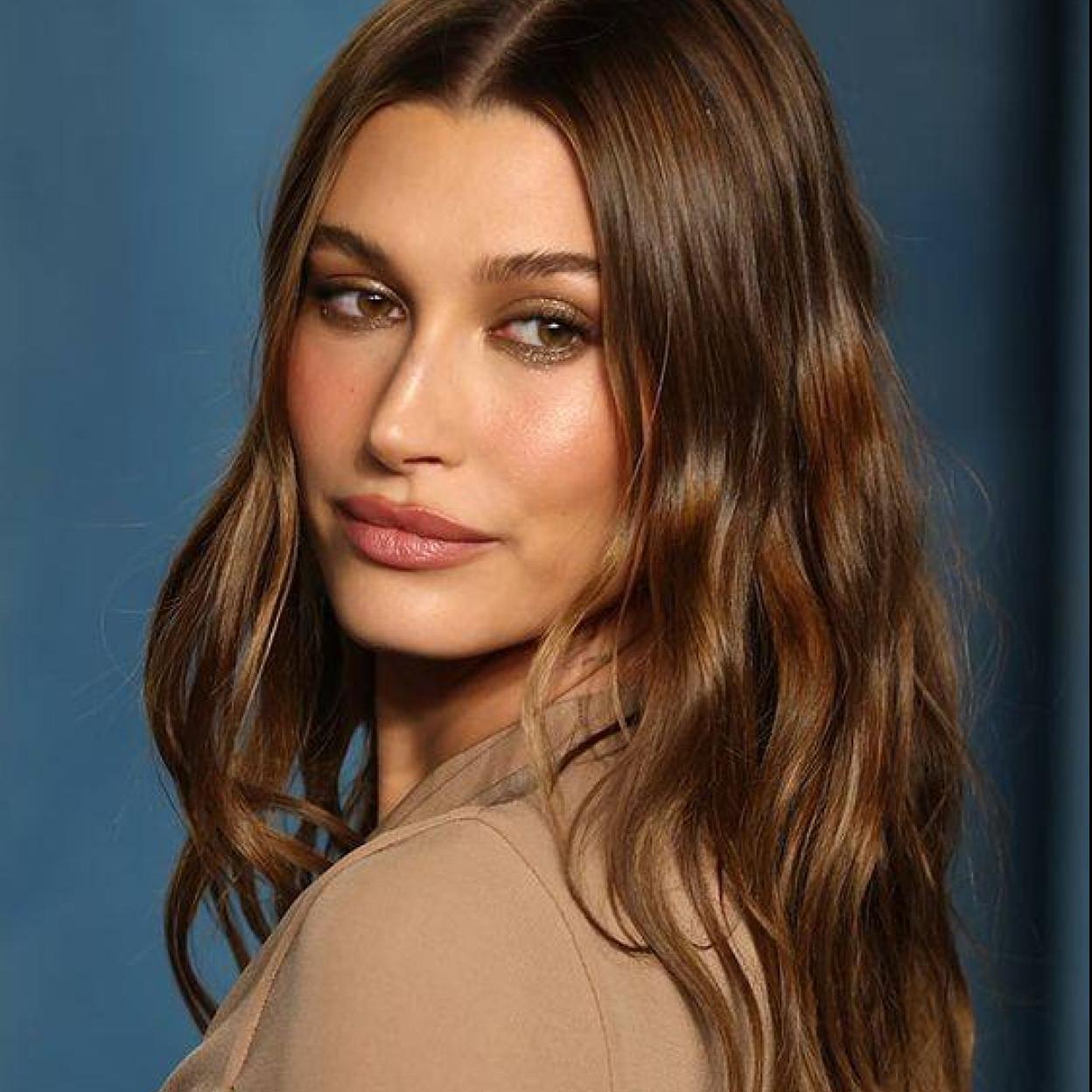 Hailey Bieber con pelo color castaño chocolate