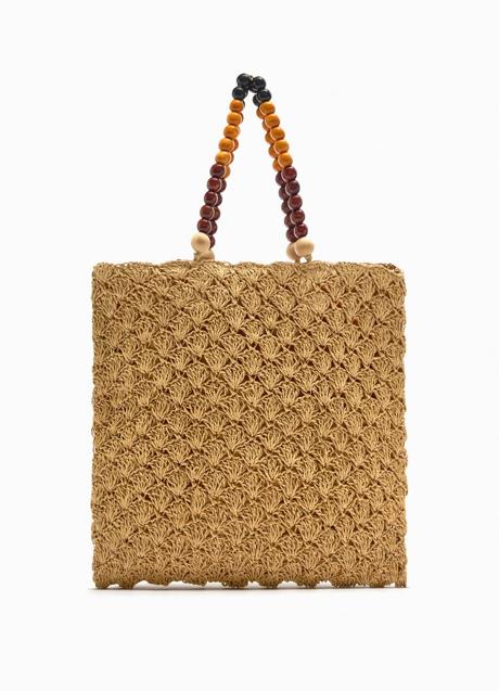 Imagen - Bolso trenzado con abalorios en el asa de Zara. Foto: Zara.