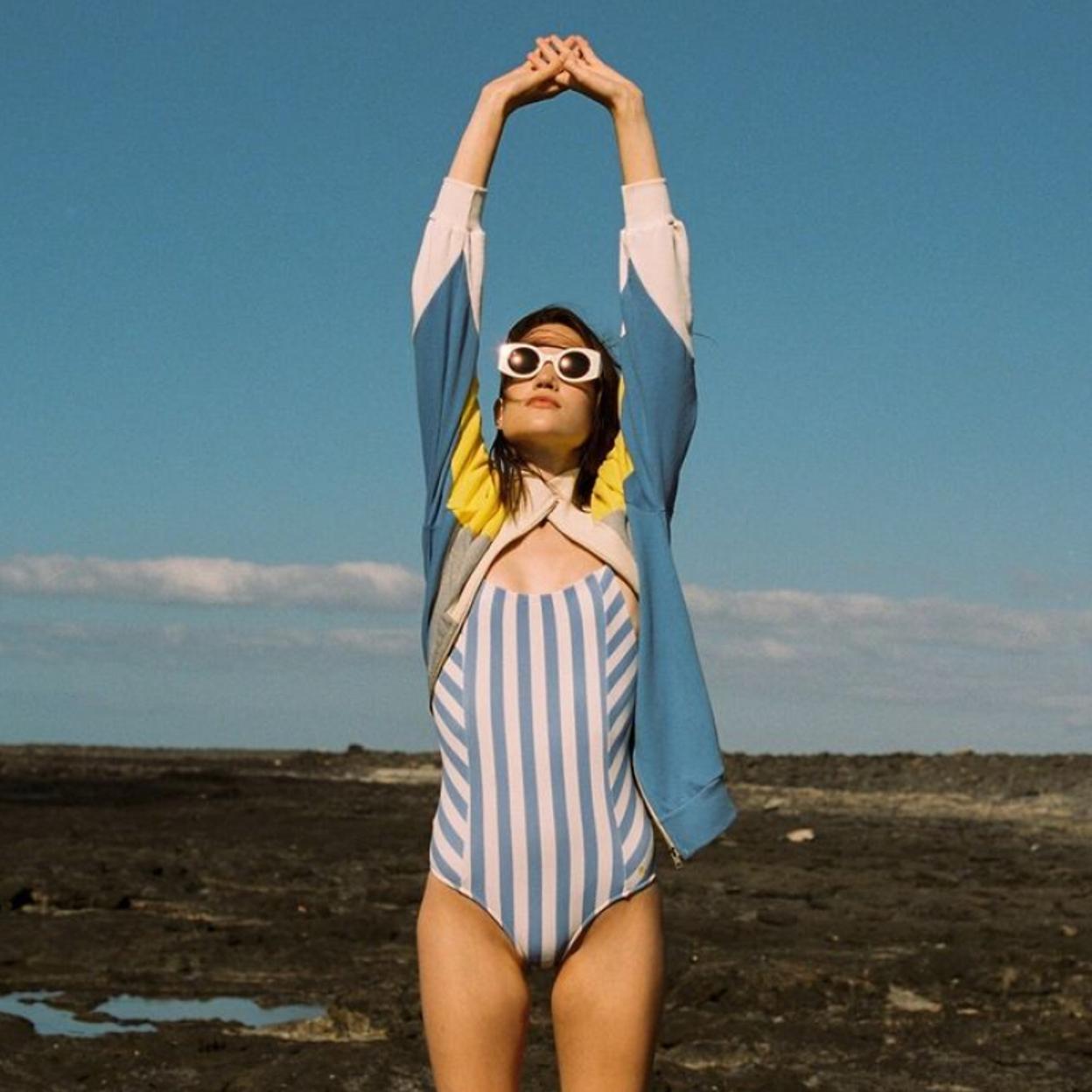Una modelo en bañador en la campaña de verano de la firma Bobo Choses.