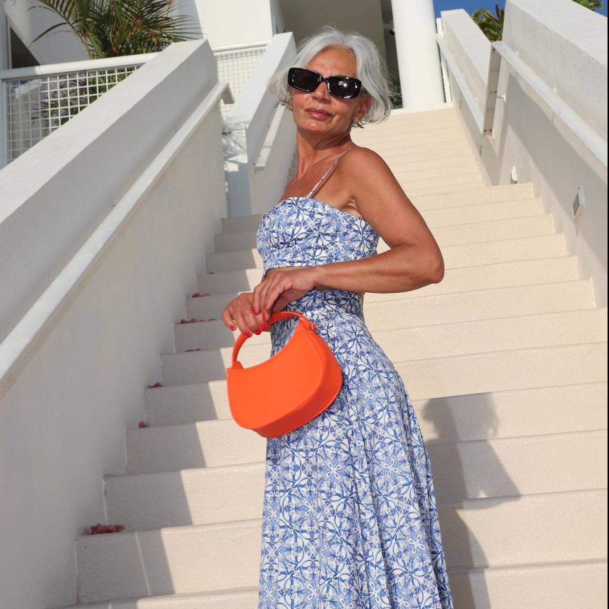 Influencer mayor de 50 con conjunto viral de Mango