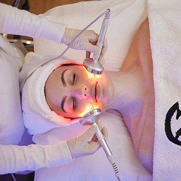 Profesional realizando tratamiento facial en el centro de belleza Carmen Navarro