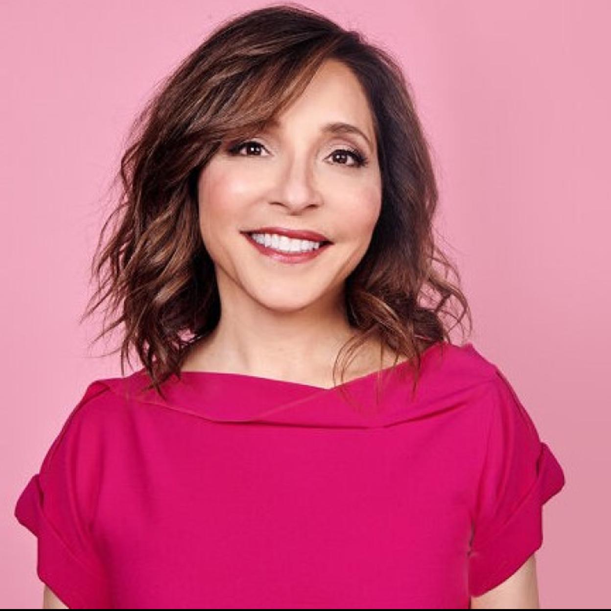 Linda Yaccarino sonriendo