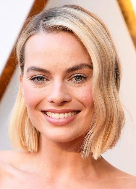Imagen - Margot Robbie con raya descentrada favorecedora para rostro cuadrado