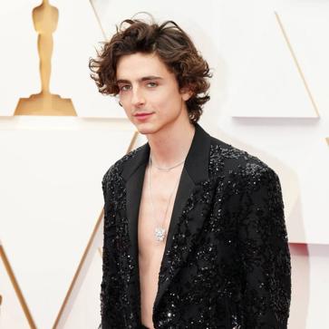 Imagen secundaria 1 - Manu Ríos y Timothy Chalamet con joyas de Cartier, además del collar del segundo, con cabeza de pantera.