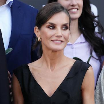 Imagen secundaria 1 - Los detalles de la coleta de invitada de la reina Letizia.