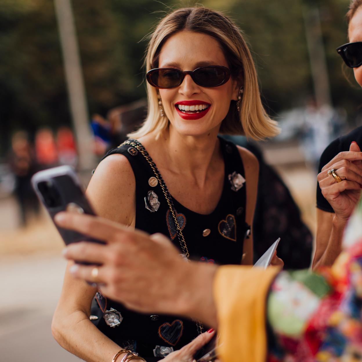 Una influencer en el street style de París.