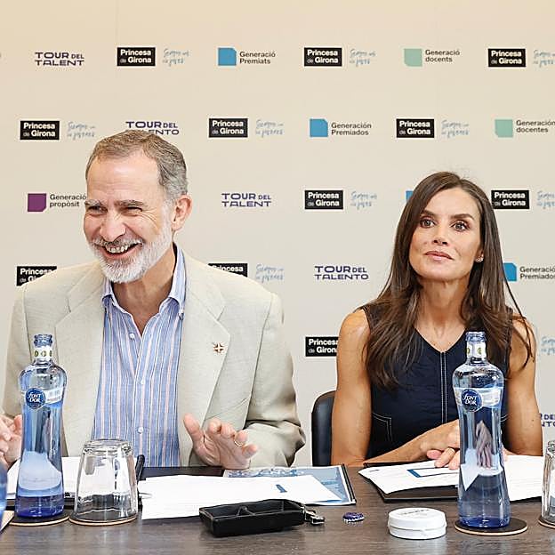 El rey Felipe y la reina Letizia durante la reunión de los Premios Princesa Girona.