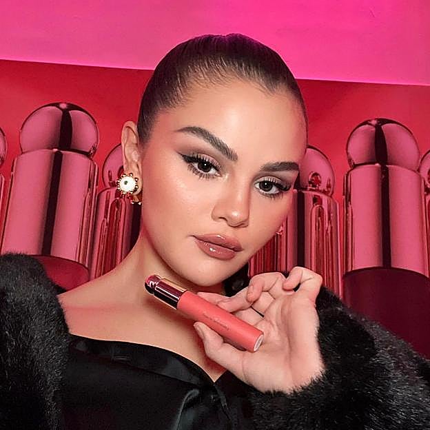 La cantante Selena Gomez con un gloss de su marca Rare Beauty.