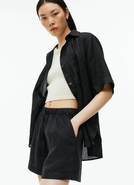 Imagen - Shorts de lino de color negro de Arket, 39 euros.