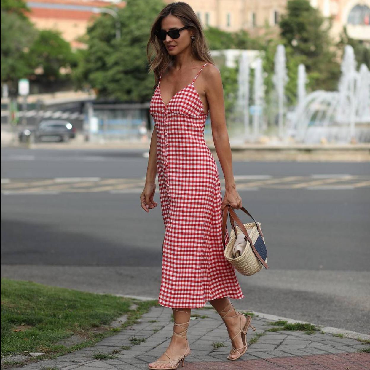 Influencer con vestido de estampado vichy