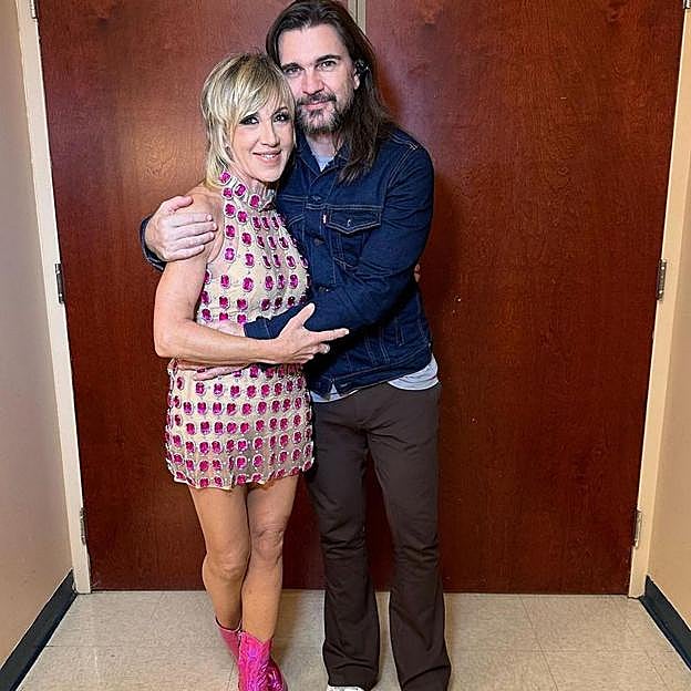 Ana Torroja junto al cantante Juanes.