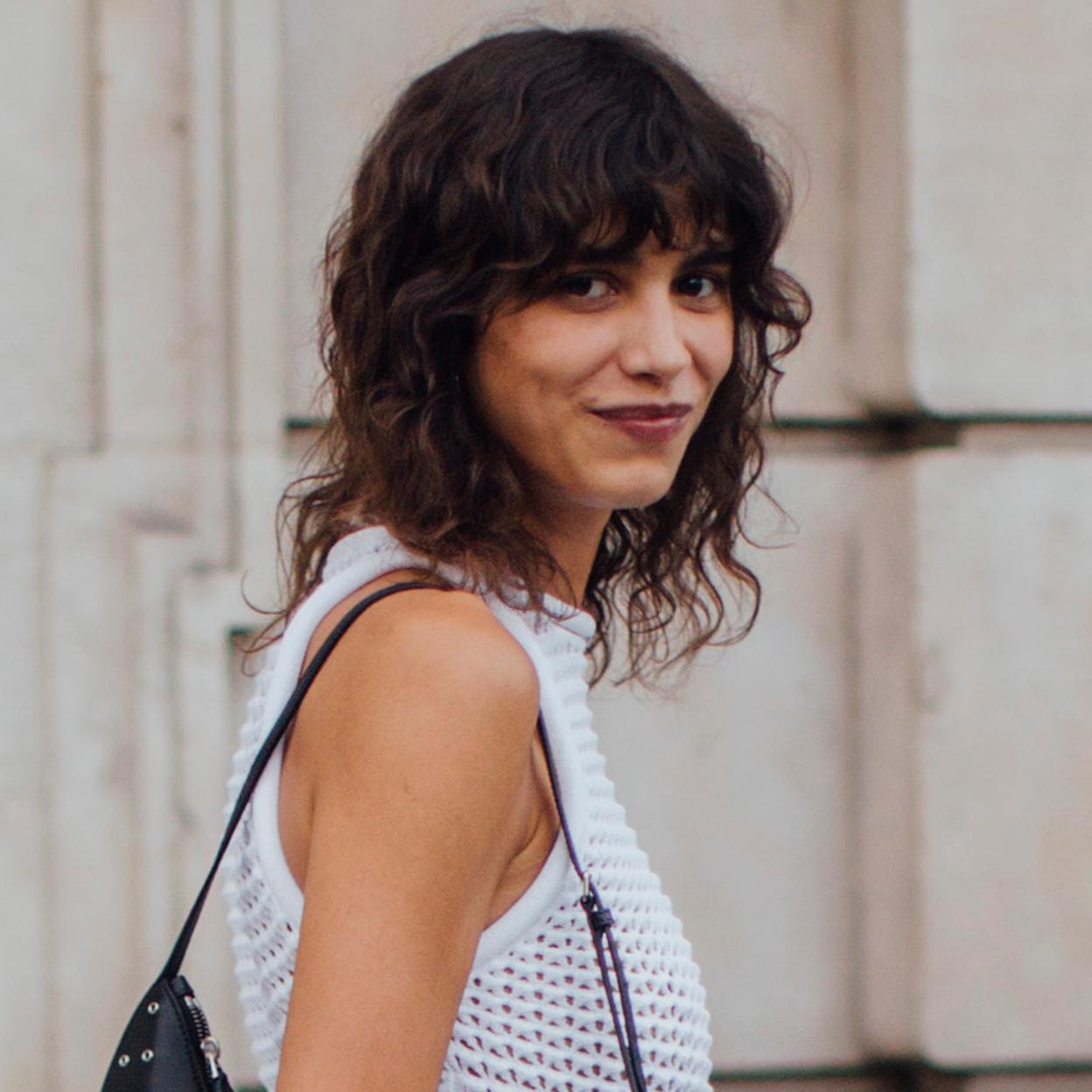 Una mujer en el street style.