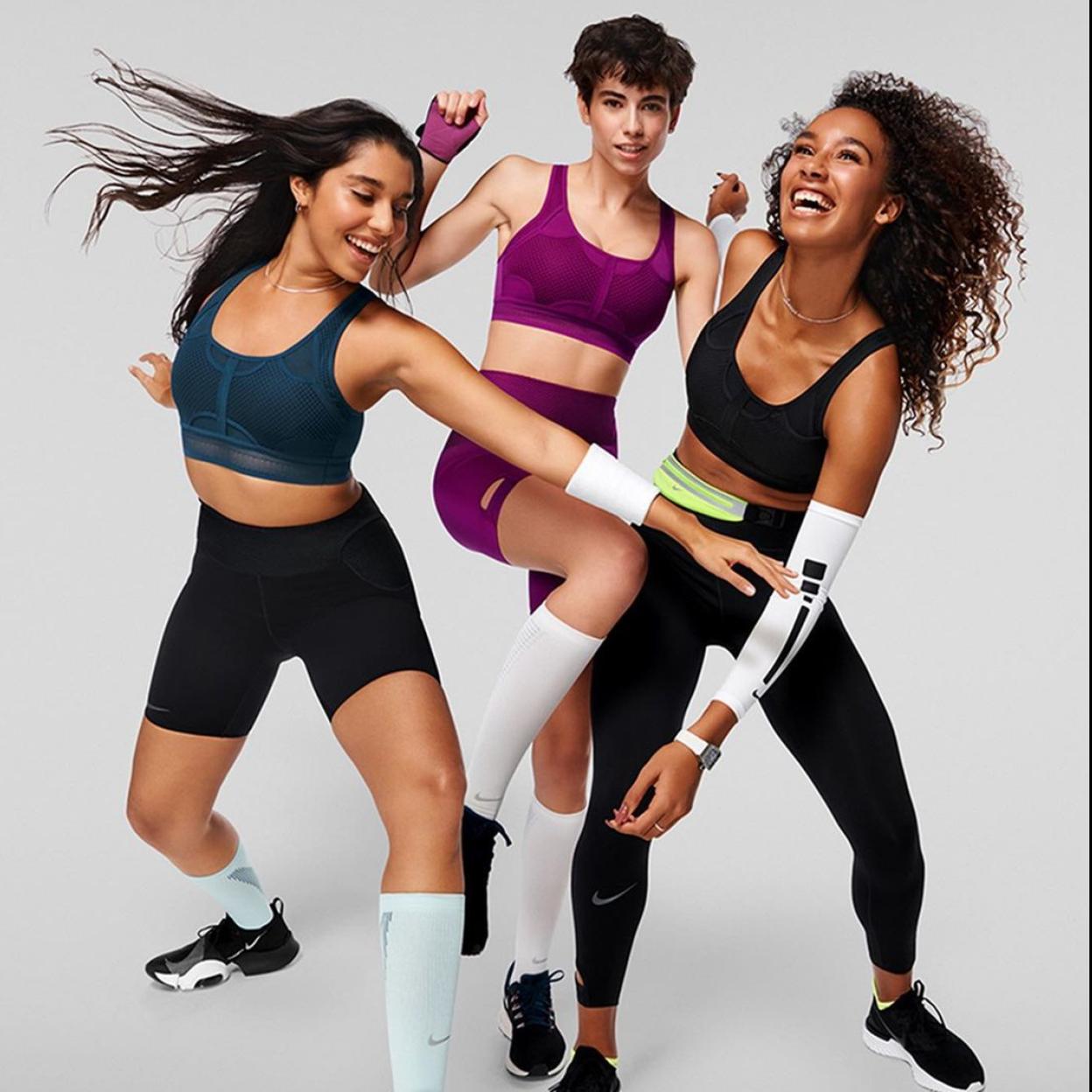 Tres mujeres con ropa deportiva. 