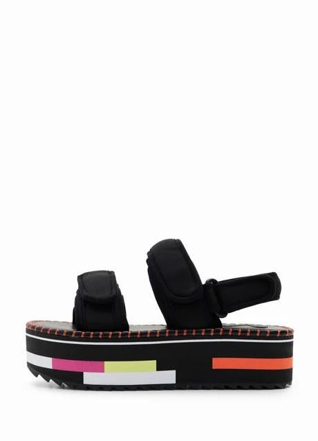 Imagen - Sandalias negras con toques coloridos de Desigual, 55,97 euros.