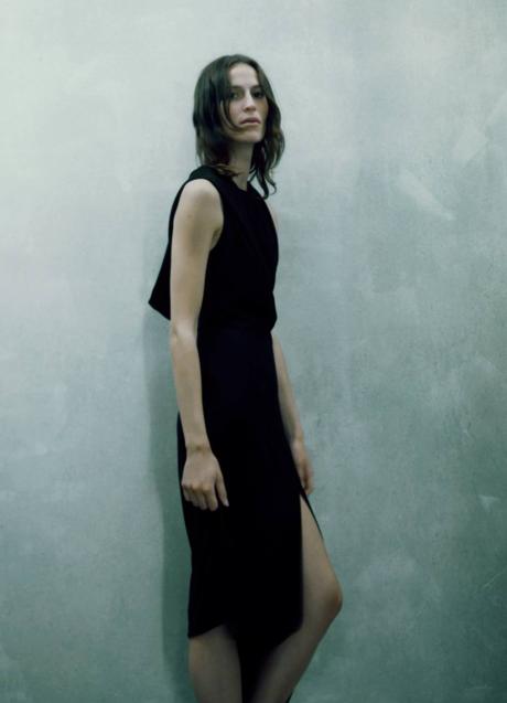 Imagen - Vestido con capucha color negro de Zara