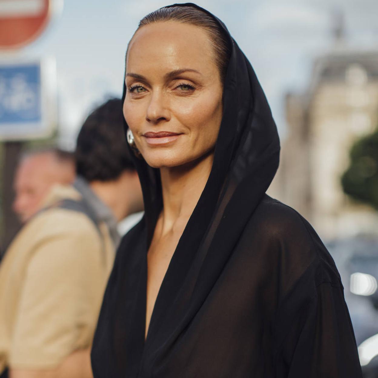 Amber Valletta con la tendencia de la capucha en la Fashion Week