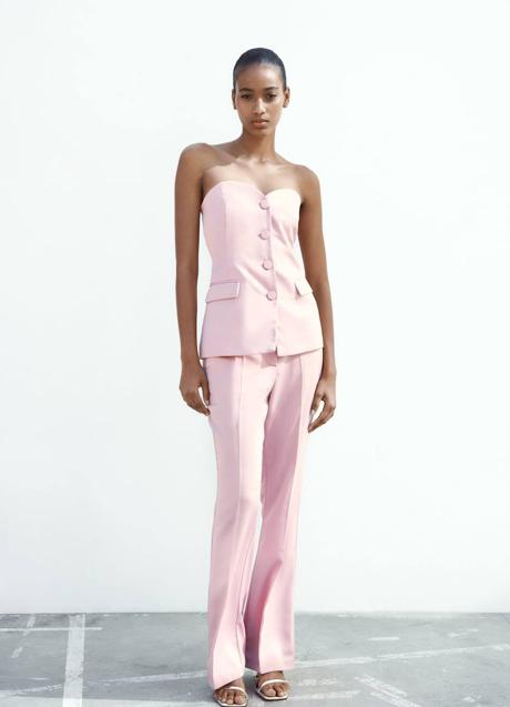 Imagen - Look con chaleco y pantalón en rosa claro