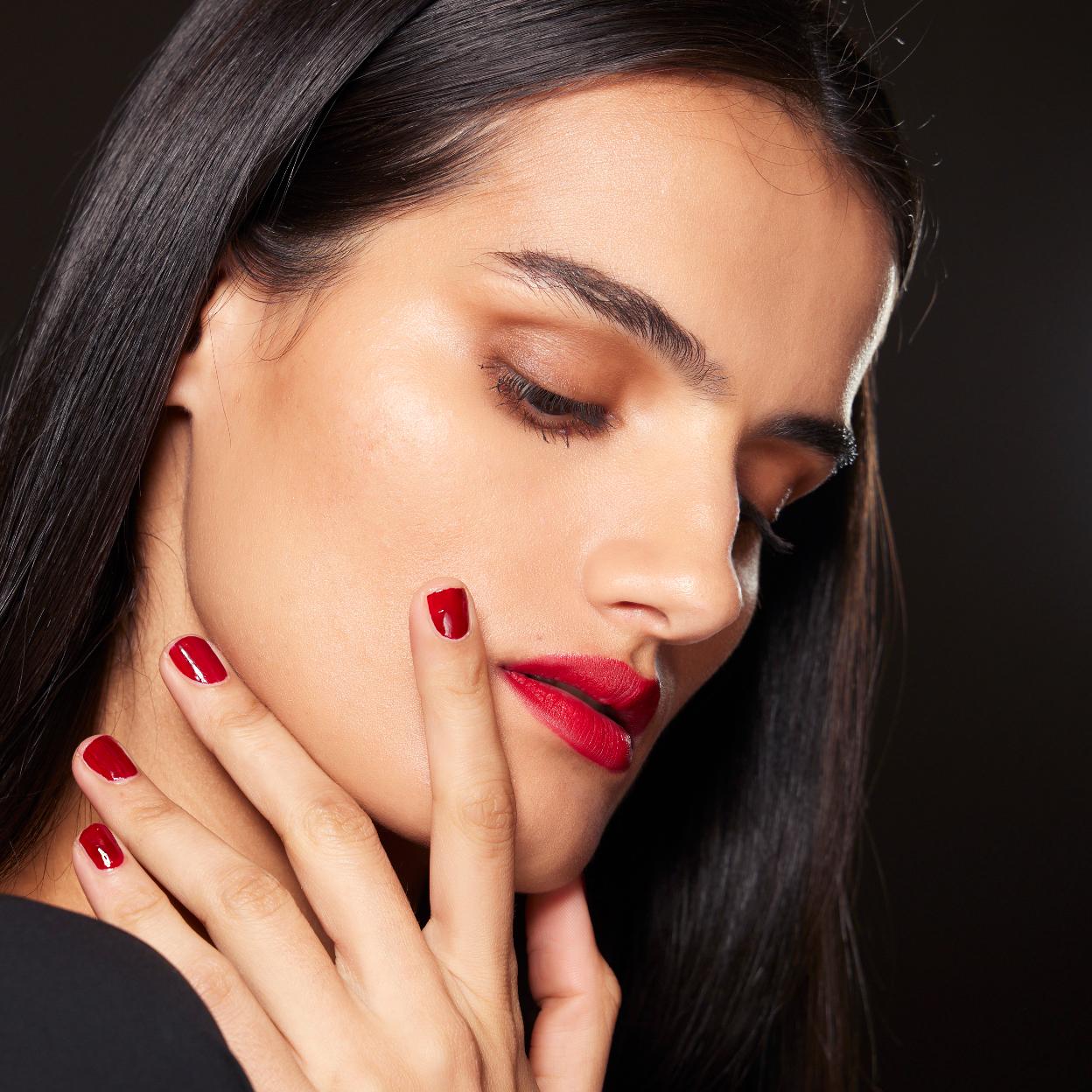 Una mujer con las uñas cuidadas.