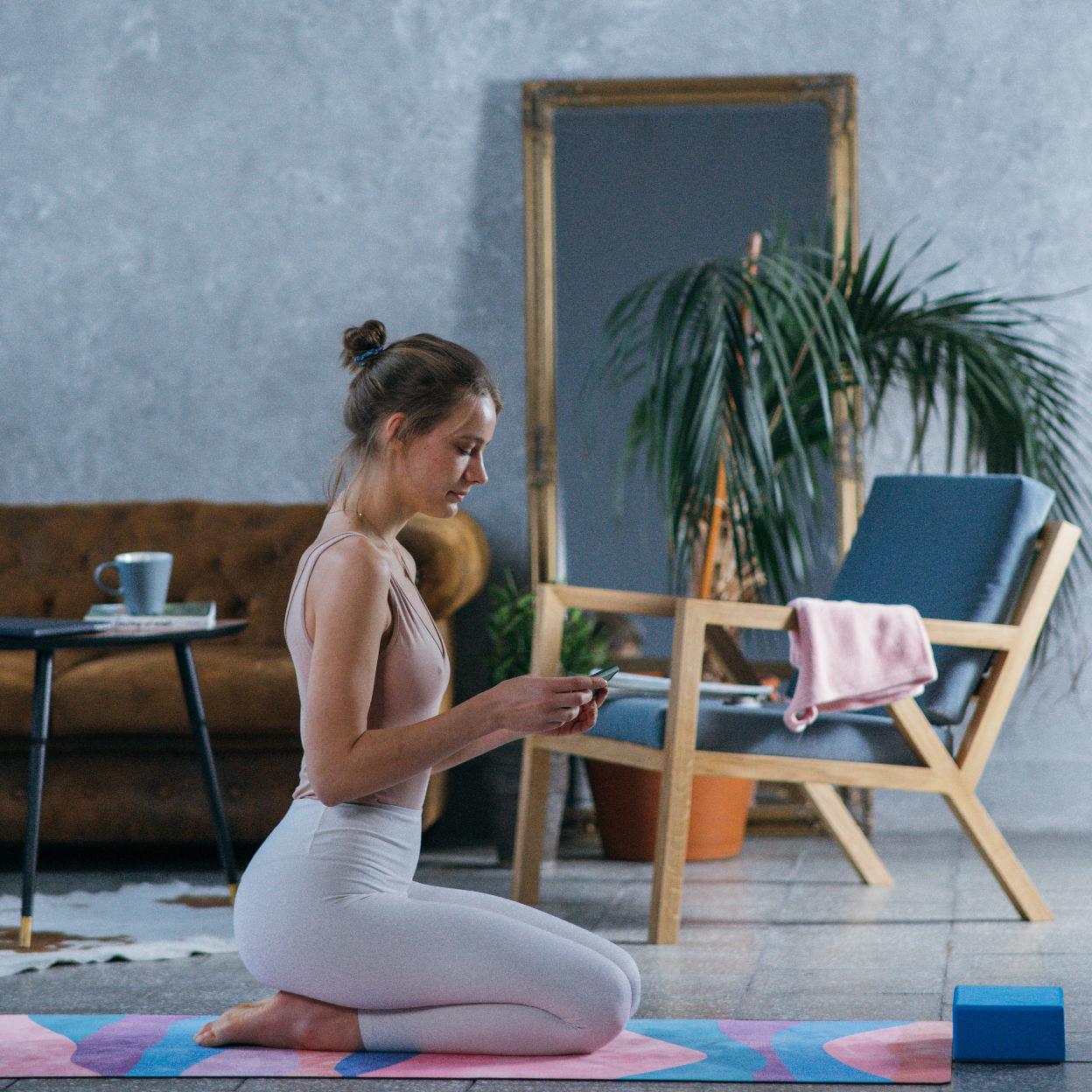 Mujer entrenando con una silla