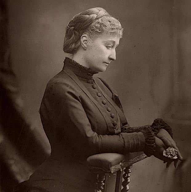 La trágica vida de Eugenia de Montijo, la emperatriz española que se convirtió en leyenda: exilio, infidelidades y un luto de 40 años