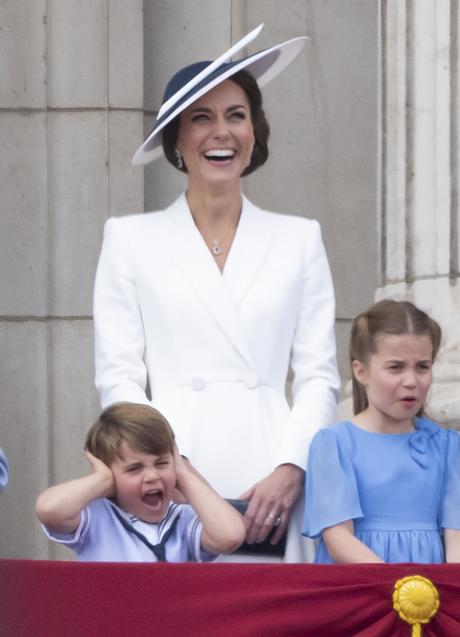 Imagen - Kate Middleton con bolso de Strathberry en el Trooping the Colour en 2022.