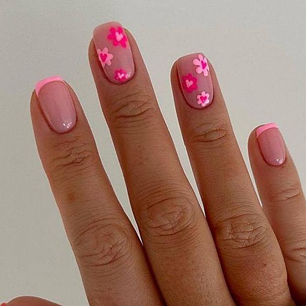 Diseño de manicura con flores barbiecore tendencia