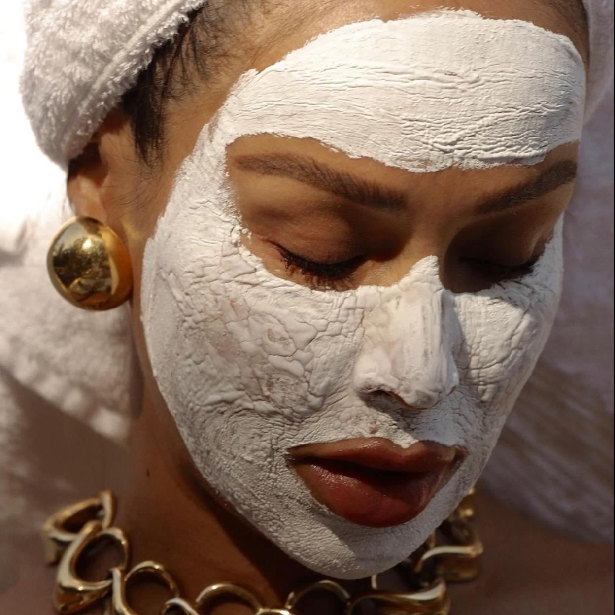 Una influencer con una mascarilla facial.