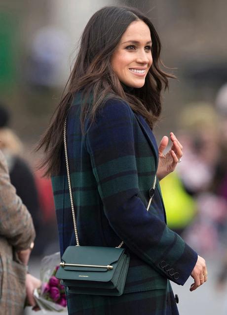 Imagen - Meghan Markle con bolso de Strathberry.