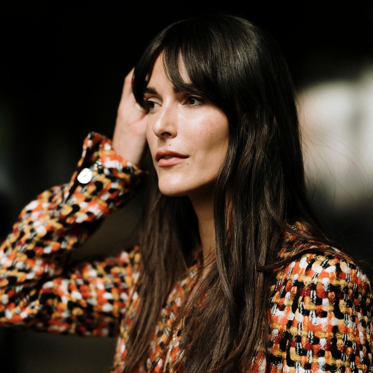 Una mujer con el cabello liso.