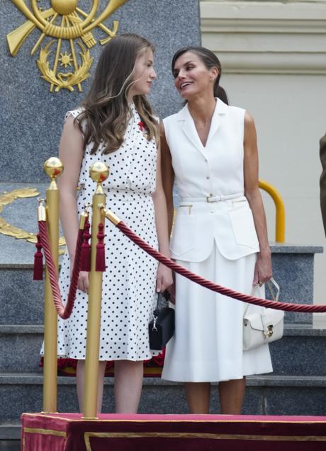 Imagen - La princesa Leonor y la reina Letizia comparten confidencias en Zaragoza. / LIMITED PICTURES