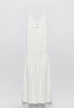 Imagen secundaria 2 - Vestido blanco con fruncido de nido de abeja de Zara.