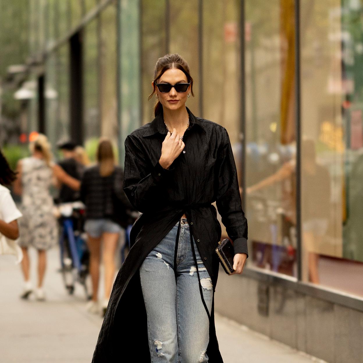 Karlie Kloss con vaqueros pitillo.