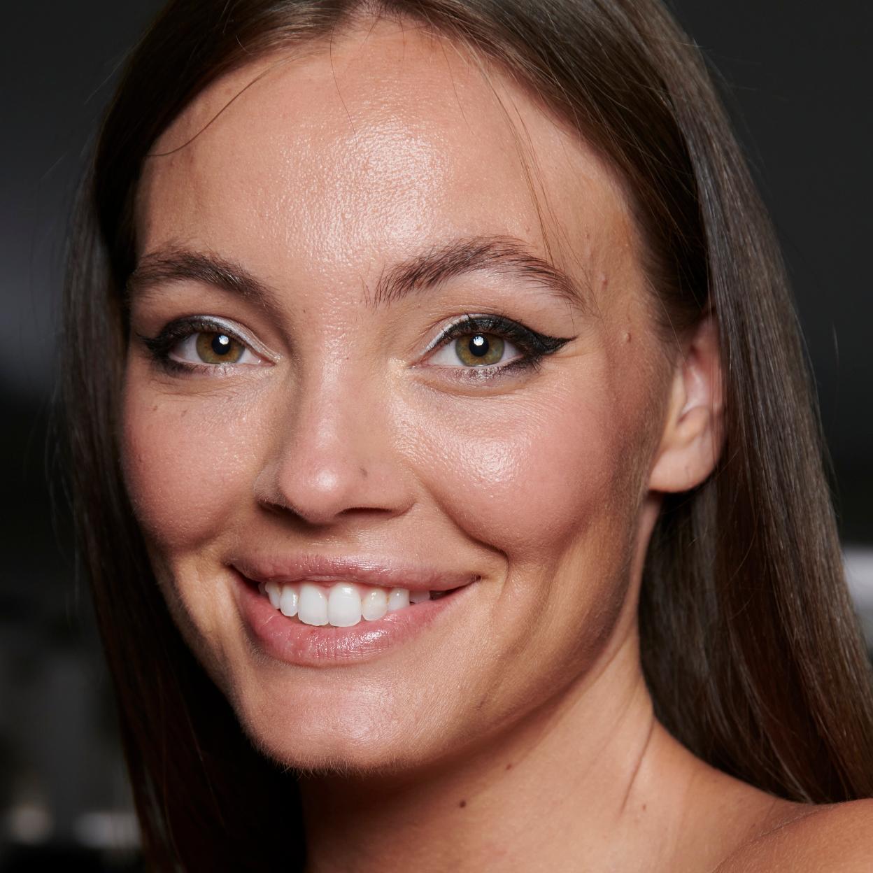 Una mujer con pestañas alargadas.