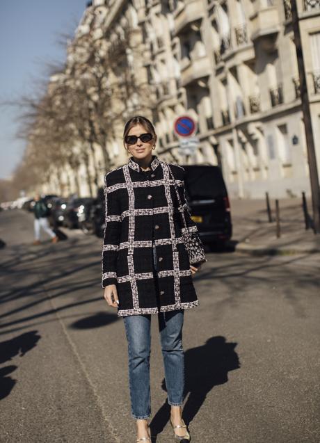 Imagen - Una mujer con vaqueros pitillo en el street style. Foto: Launchmetrics Spotlight.