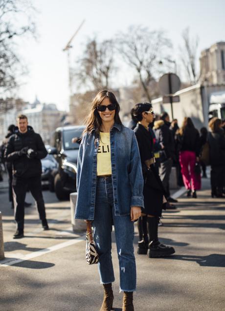 Imagen - Una mujer con vaqueros pitillos y sobrecamisa en denim. Foto: Launchmetrics Spotlight.