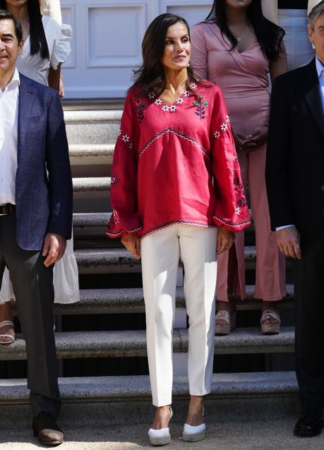 Imagen - La reina LEtizia con pantalones blancos. / LIMITED PICTURES