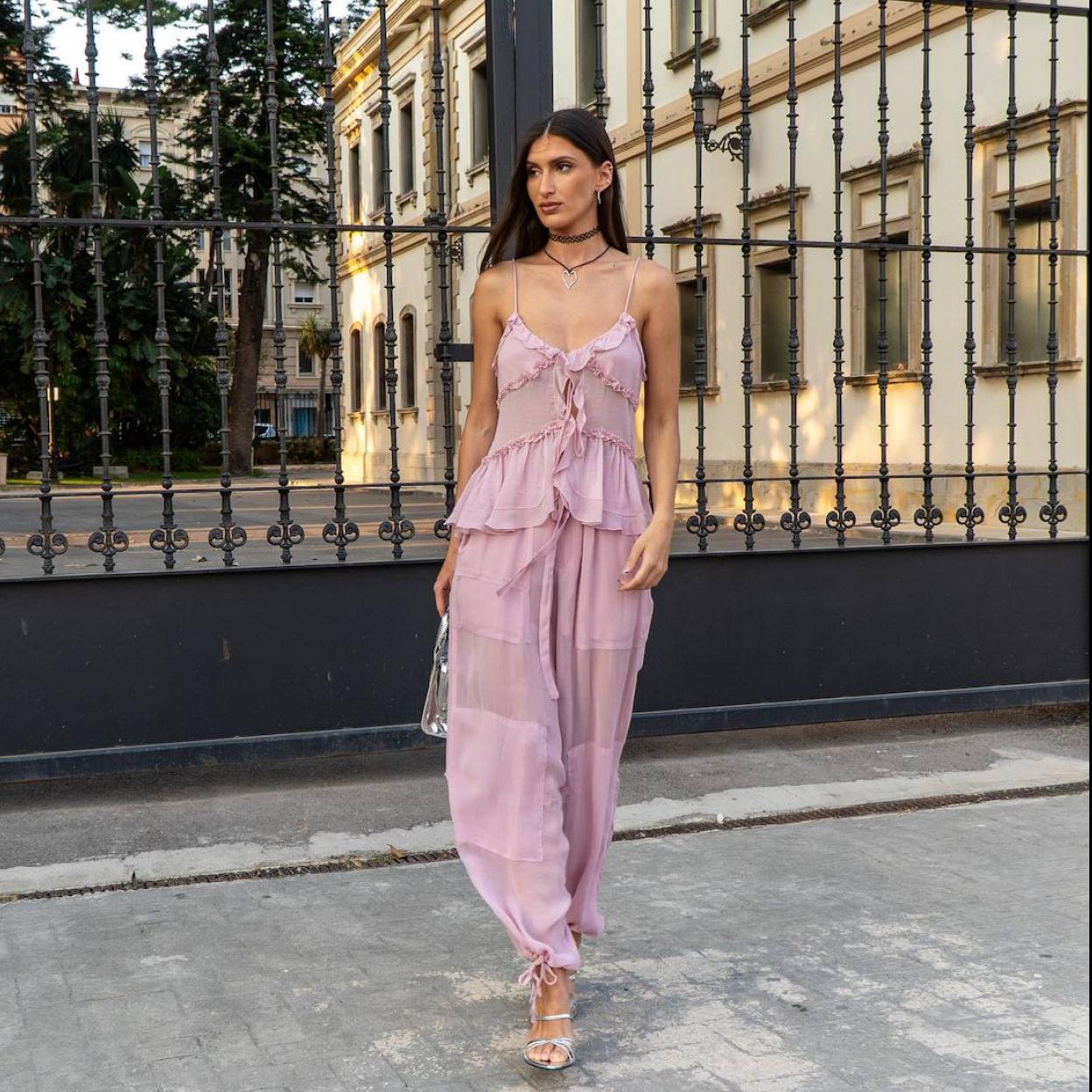 La influencer lleva el total look efecto 2000 viral en Instagram