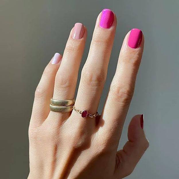 Uñas mismatch color rosa estilo barbiecore