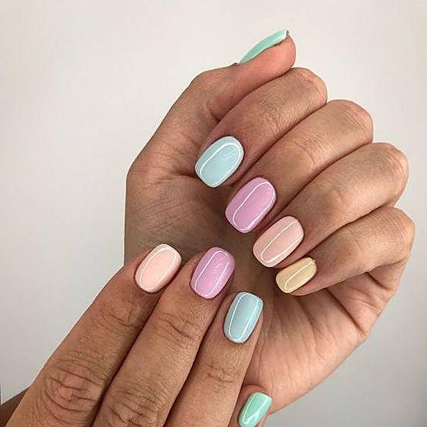 Manicura multicolor en tonos pastel estilo mismatch