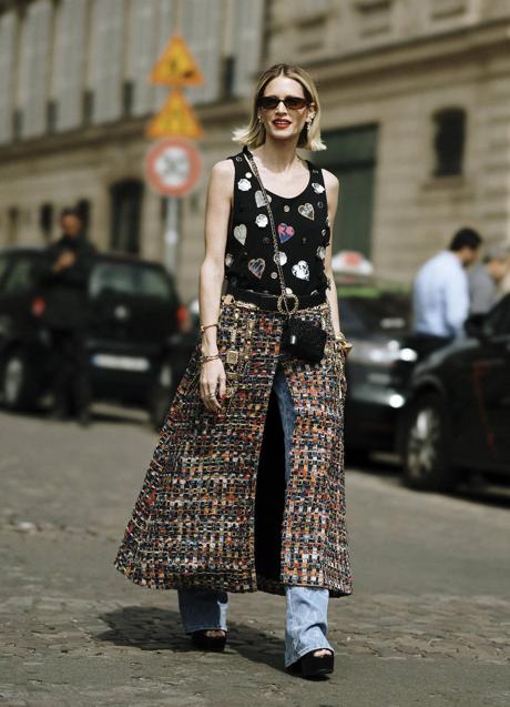 Imagen - Influencer con sandalias de plataforma de Chanel en el street style