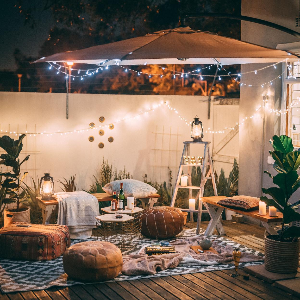 Terraza decorada con alfombra