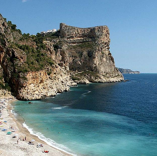 La playa española con aguas turquesas que tienes que visitar este verano (y otras tres que también te enamorarán)