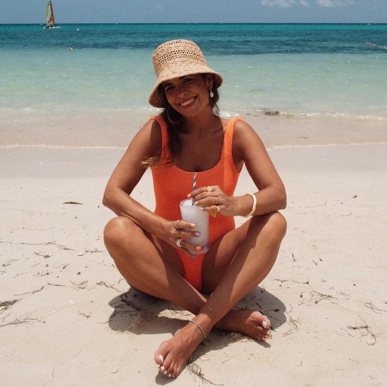 La influencer Sara Escudero luce una piel bronceada en la playa.