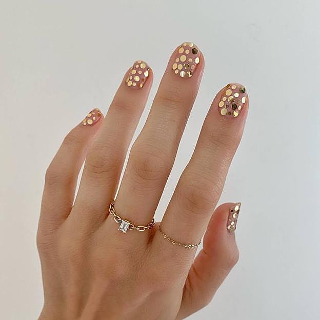 Tendencia de uñas dots en dorado