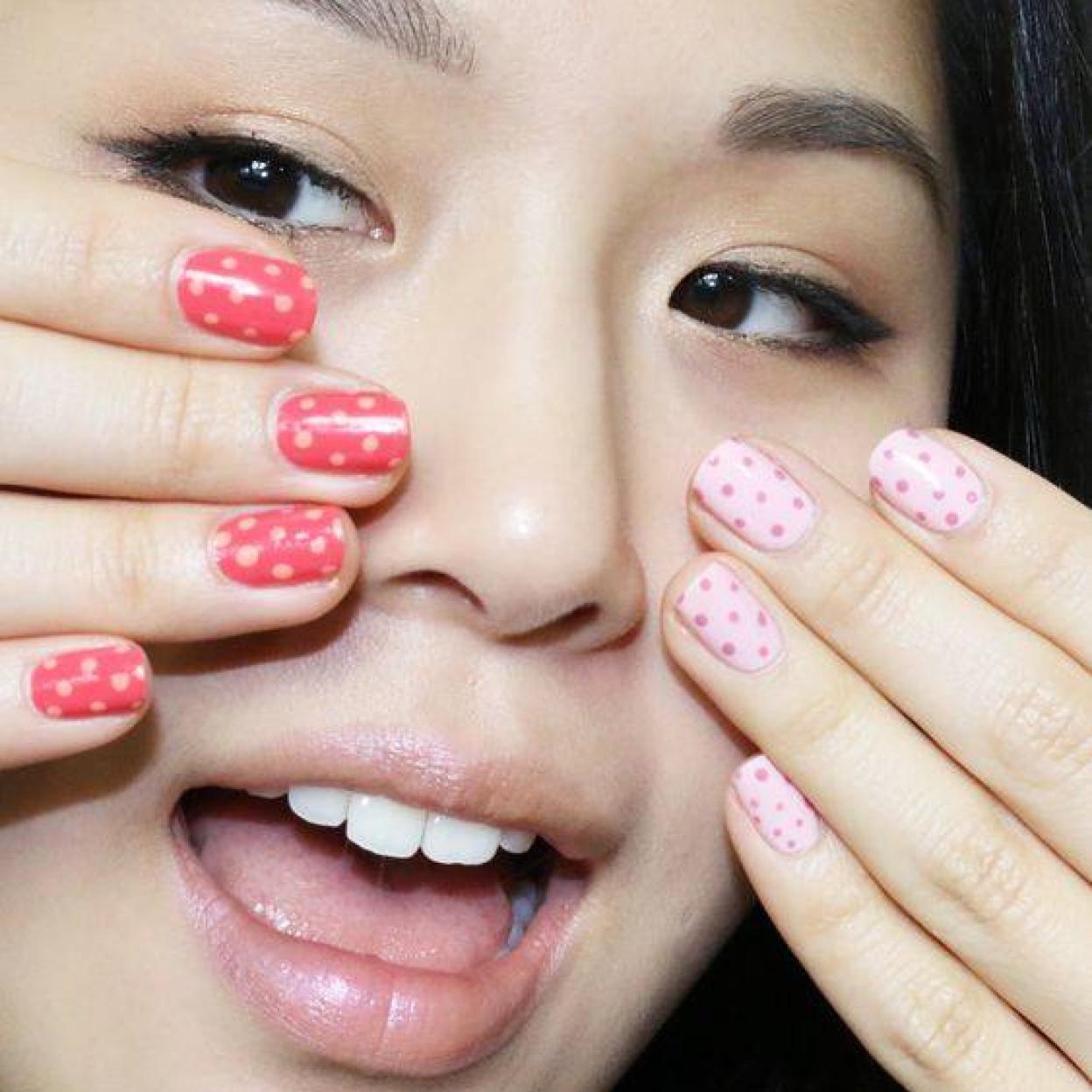 Modelo con manicura con puntos