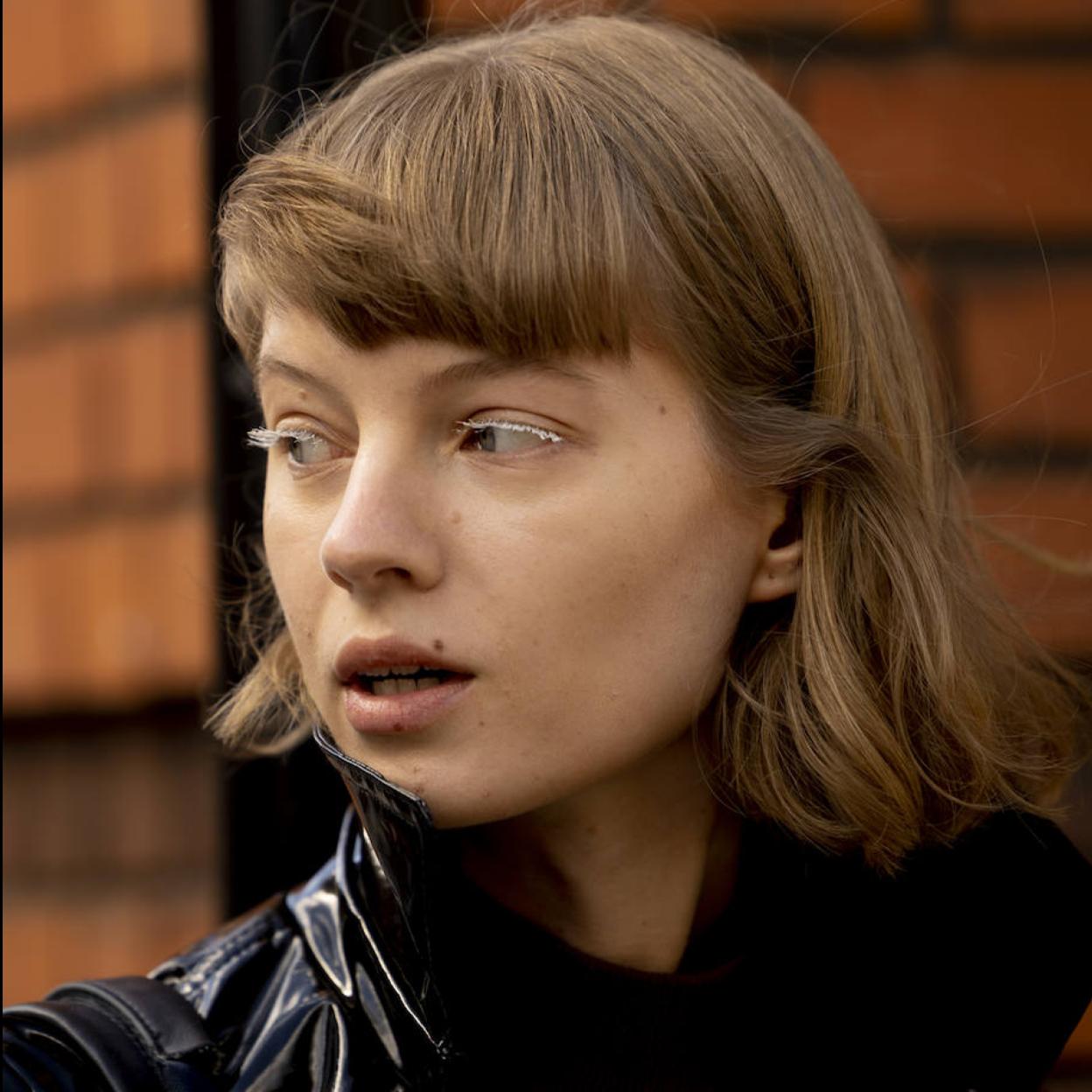 Modelo con flequillo corto