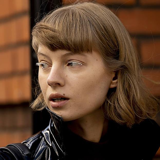 Estos son los trucos fáciles que hay en TikTok para recoger el flequillo corto cuando lo estás dejando crecer