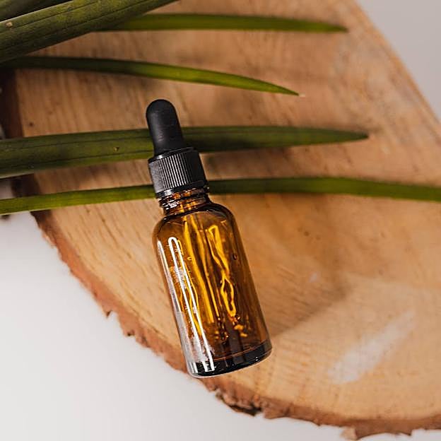 Frasco con árbol de té para la piel