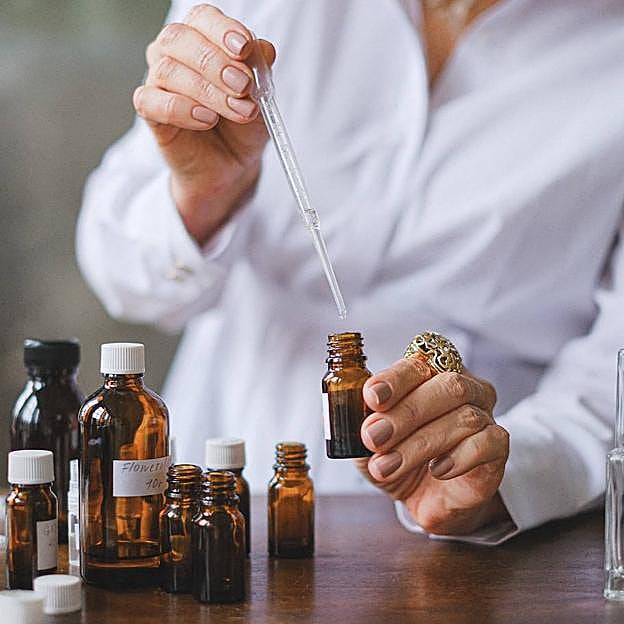 Mujer diluyendo árbol de té para la piel