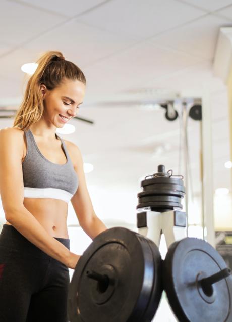 Imagen - Mujer con discos de peso/PEXELS